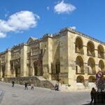 3-800px-Mezquita_de_Cordoba_exterior_del_muro_de_la_quibla